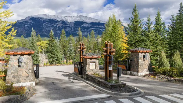 163 Cairns LNDG, Canmore, AB T1W 3J9