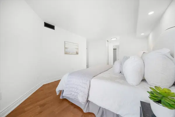 5 Rowntree RD #903, Toronto W10, ON M9V 5G9