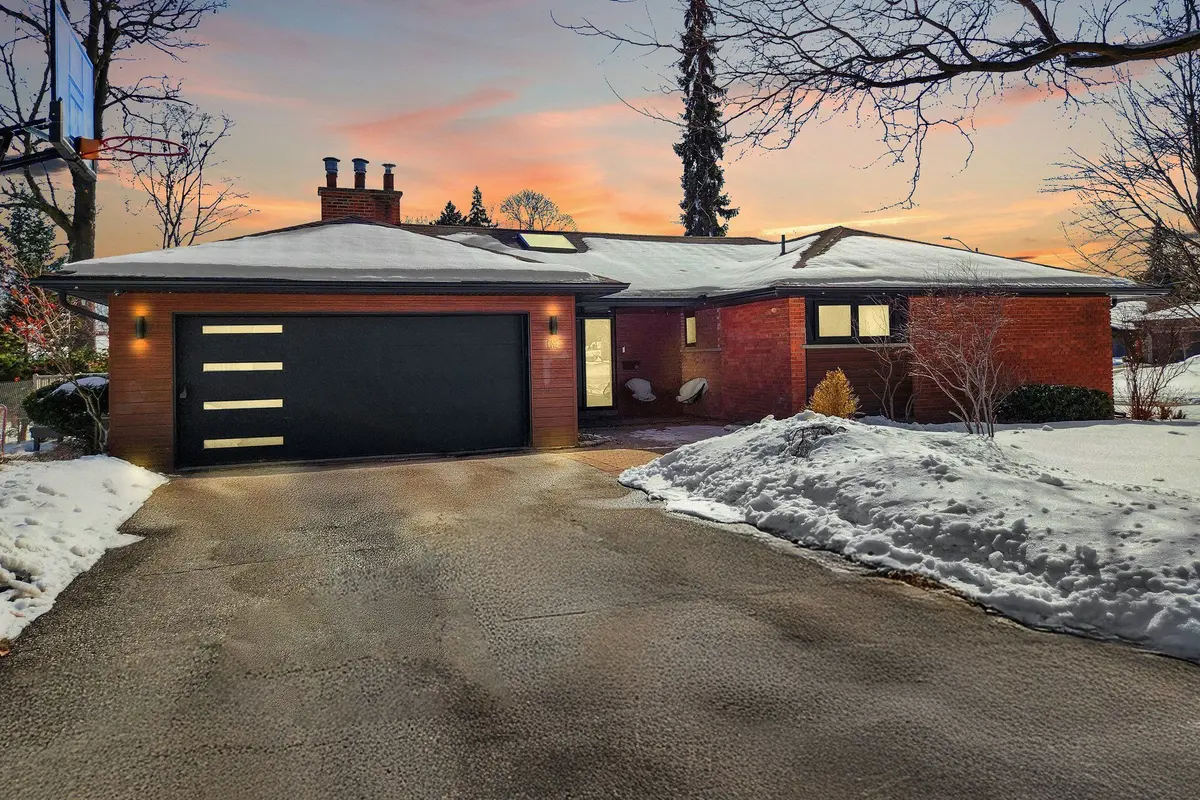 1 Farningham CRES, Toronto W08, ON M9B 3B4