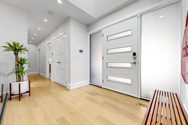 1 Farningham CRES, Toronto W08, ON M9B 3B4