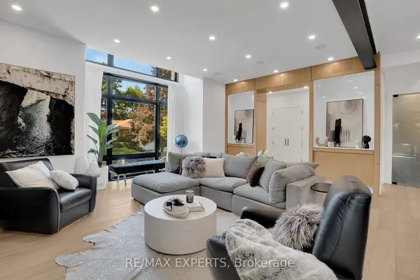 7 Woodvalley DR, Toronto W08, ON M9A 4H2