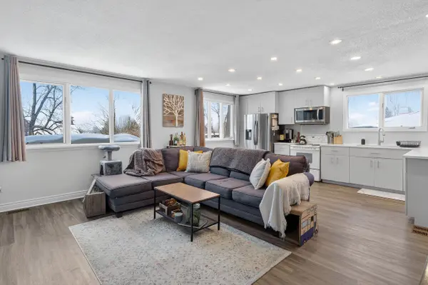 8 Oberon ST, Bells Corners And South To Fallowfield, ON K2H 7X7