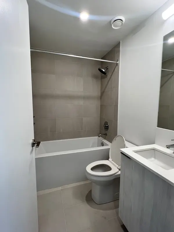 1000 Portage Pkwy #305, Vaughan, ON L4K 0L1