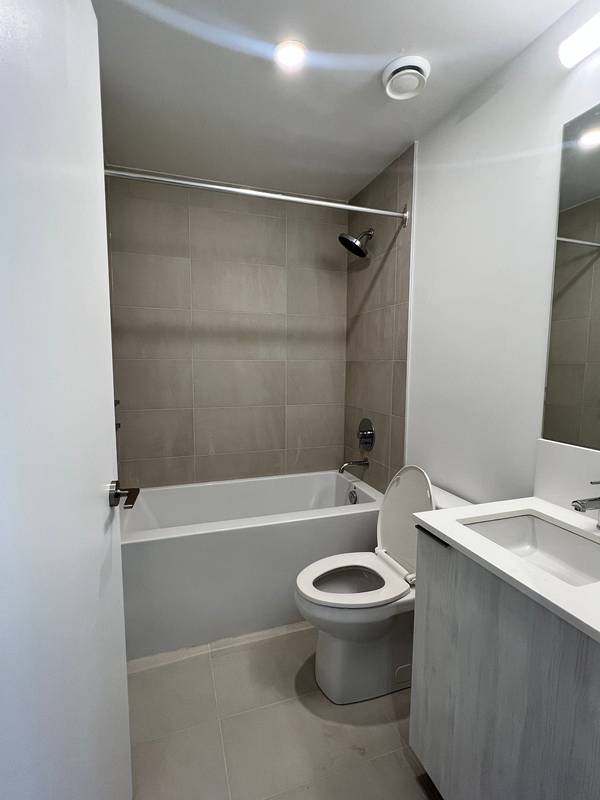 1000 Portage Pkwy #305, Vaughan, ON L4K 0L1