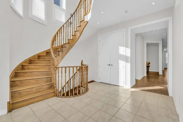 6 Leaden Hall DR, East Gwillimbury, ON L0G 1R0