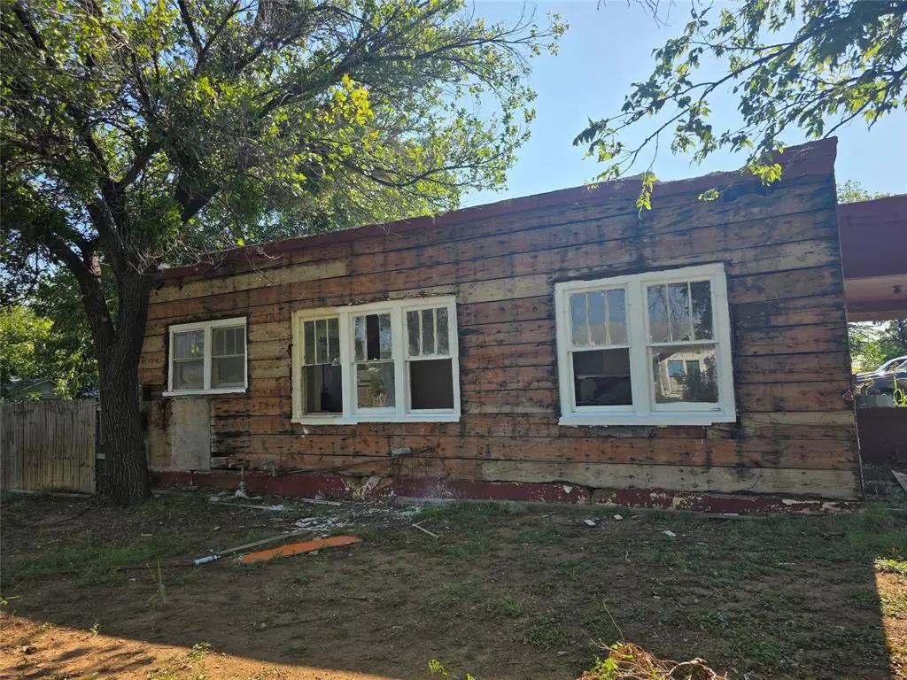 1100 E Walker Street, Breckenridge, TX 76424