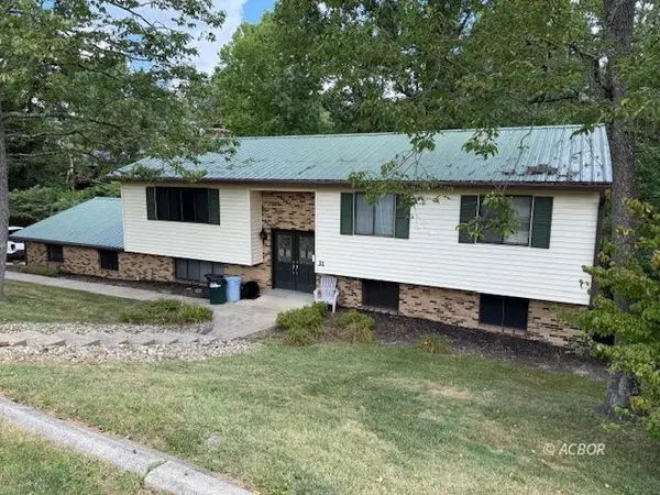 31 Angela St, Athens, OH 45701