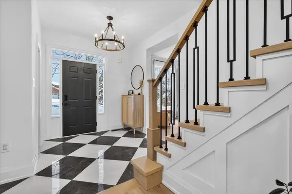 2 Forest Hill DR, Springwater, ON L9X 0J4