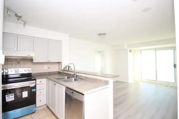 39 Oneida CRES #718, Richmond Hill, ON L4B 4T9