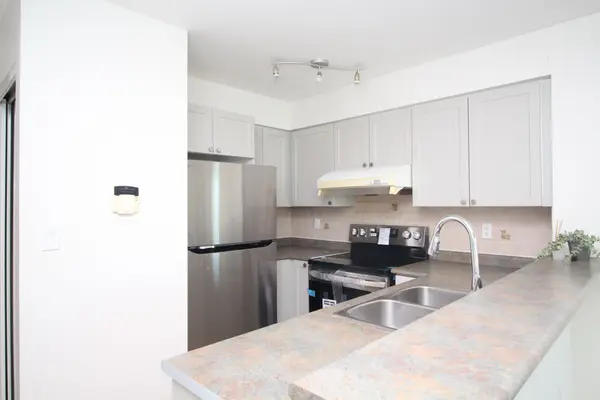 39 Oneida CRES #718, Richmond Hill, ON L4B 4T9