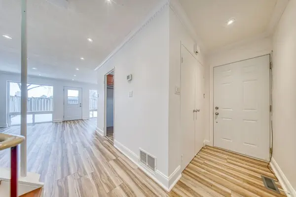 33 Four Winds DR #16, Toronto W05, ON M3J 1K7