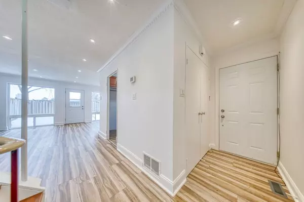 Toronto W05, ON M3J 1K7,33 Four Winds DR #16