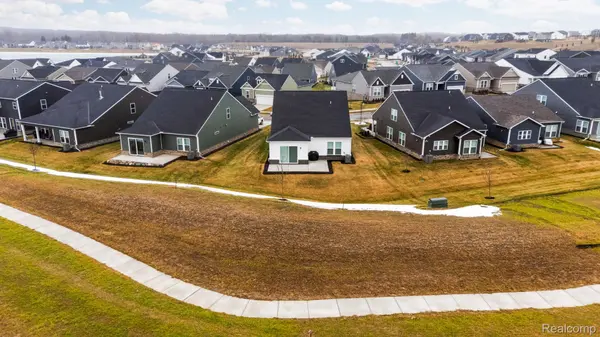 1617 Landings LN, Milford Charter Township, MI 48381