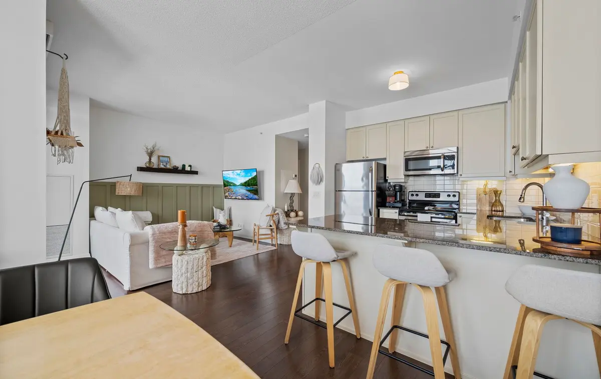 24 Woodstream BLVD #815, Vaughan, ON L4L 8C4