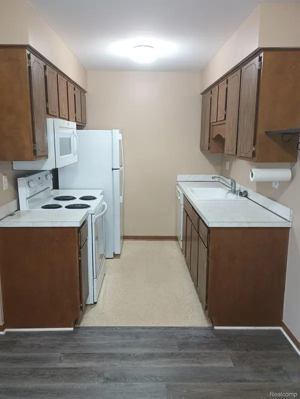 32608 E Harper AVE N #32, St. Clair Shores, MI 48082