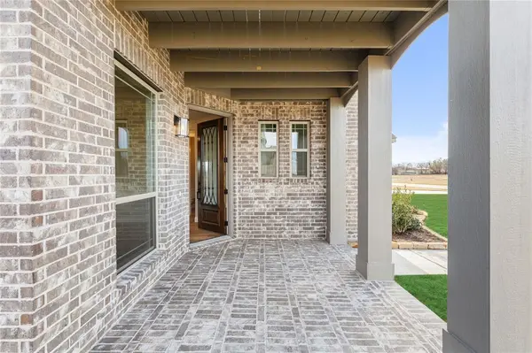 590 Crystal Lake Lane, Red Oak, TX 75154