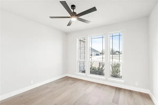 590 Crystal Lake Lane, Red Oak, TX 75154