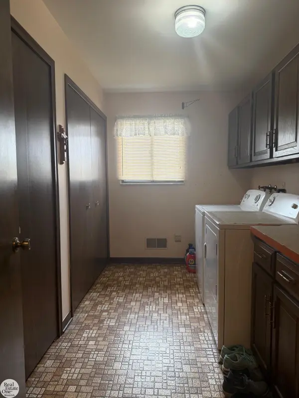 5374 Pointe DR, East China Twp, MI 48054