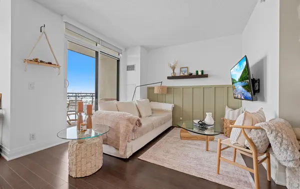 24 Woodstream BLVD #815, Vaughan, ON L4L 8C4