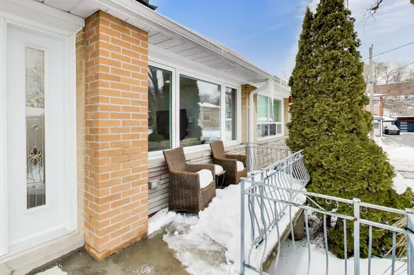 4 Cameo CRES, Toronto W03, ON M6N 2K5