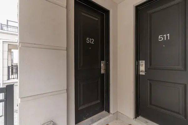 657 Cricklewood DR #512, Mississauga, ON L5G 0B8