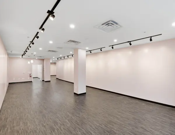 100 Plains RD #4, Burlington, ON L7T 0A5