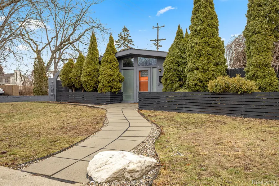 29890 Everett ST, Southfield, MI 48076