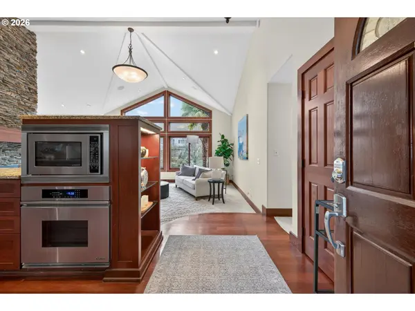 17907 CARDINAL DR, Lake Oswego, OR 97034