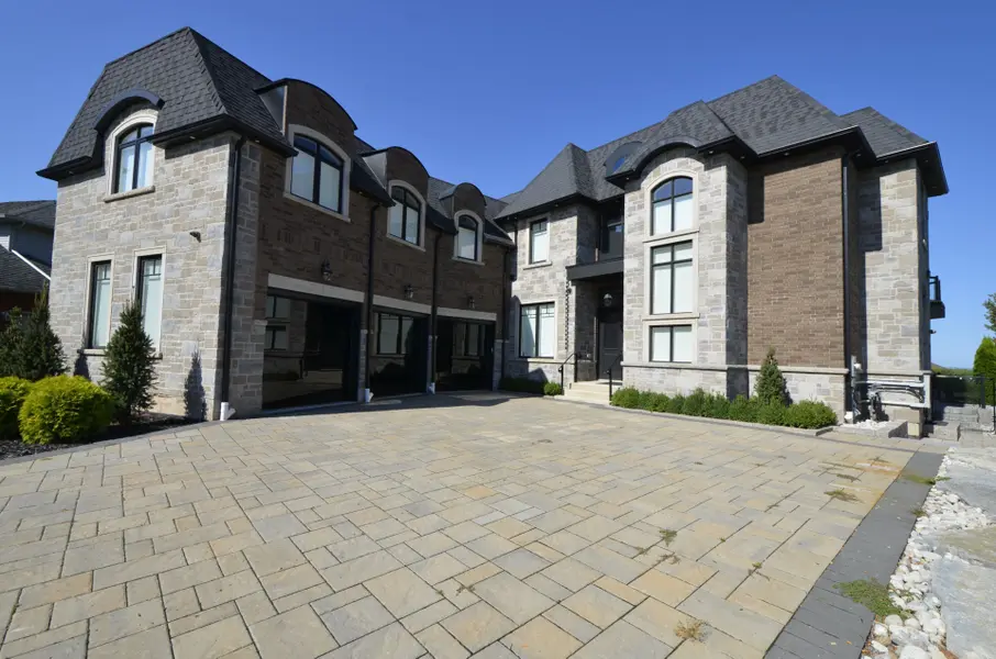 16 SHORELINE CRES, Grimsby, ON L3M 5B2