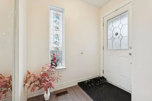 521 Gaylord DR, Oshawa, ON L1K 1L4