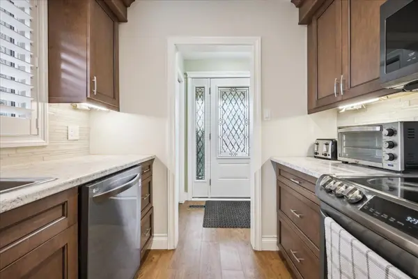 2033 Saxon RD, Oakville, ON L6L 2V1