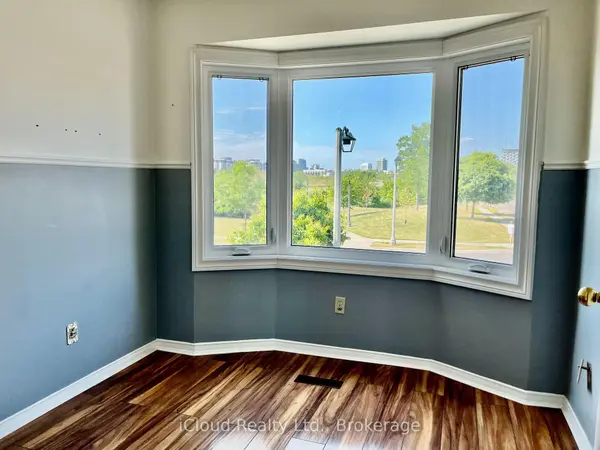 40 Glenashton DR, Oakville, ON L6H 6G2