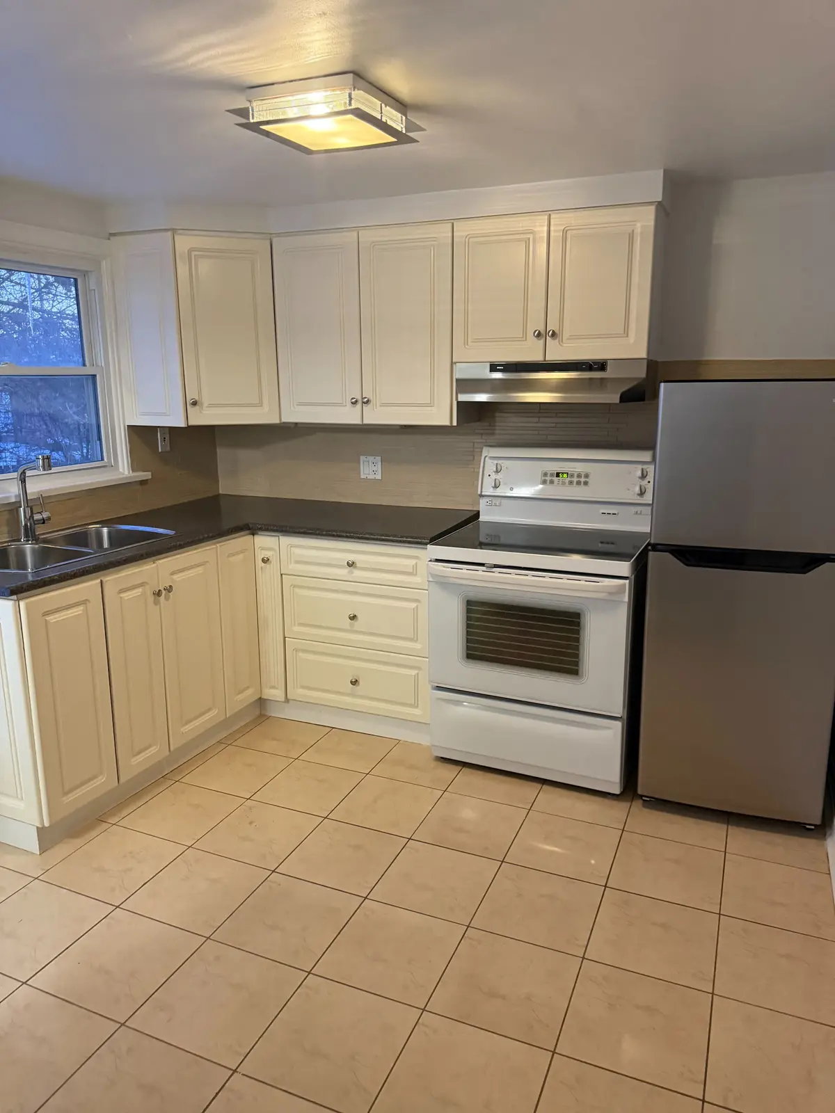 160 Welland AVE #2nd Floor, St. Catharines, ON L2R 2N6