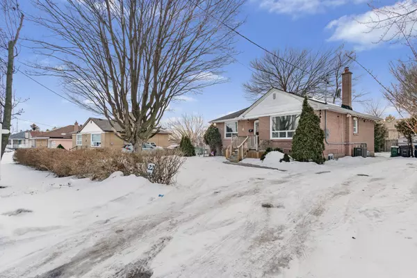 22 Chappel Hill RD, Toronto W05, ON M3M 1M2