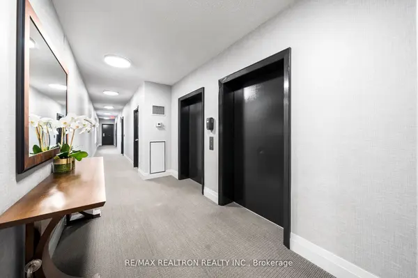 99 Avenue RD #301, Toronto C02, ON M5R 2G5