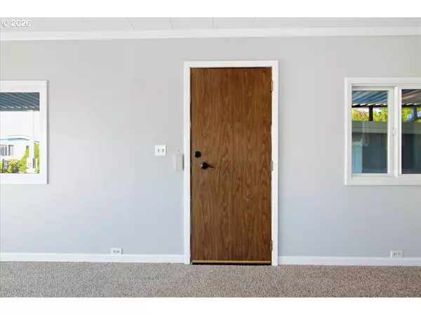 Salem, OR 97305,5422 PORTLAND RD NE #33