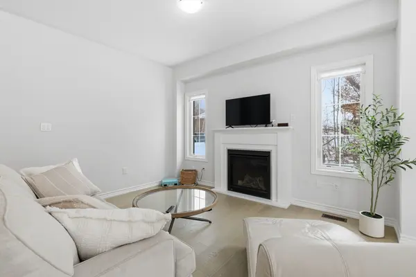 8 Scotia RD, Georgina, ON L0E 1R0