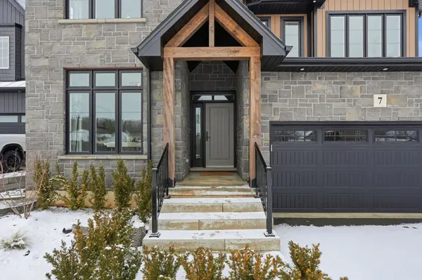 7 Bartlett AVE, Grimsby, ON L3M 5N7