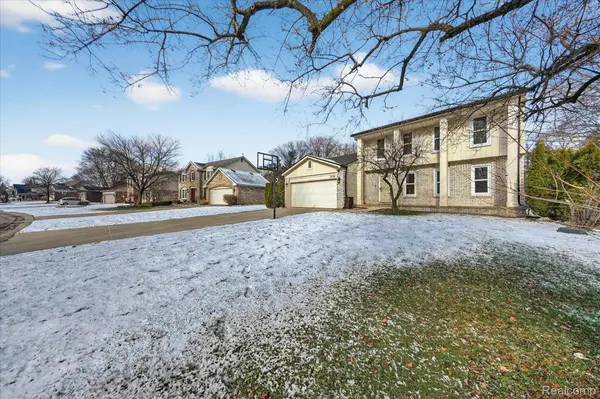 22321 Cascade DR, Novi, MI 48375