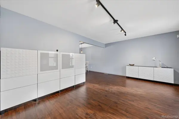 22321 Cascade DR, Novi, MI 48375