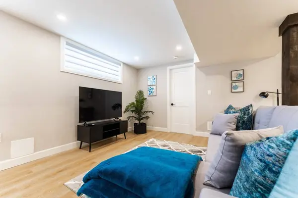 36 Cloke CT #Bsmt, Hamilton, ON L8T 1N5