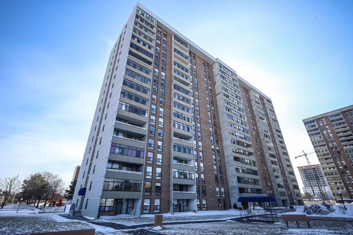 25 Kensington RD #1709, Brampton, ON L6T 3W8