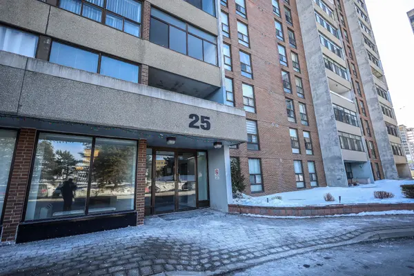 25 Kensington RD #1709, Brampton, ON L6T 3W8