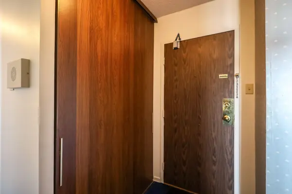 25 Kensington RD #1709, Brampton, ON L6T 3W8