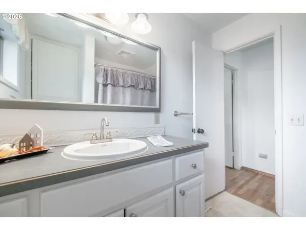 240 S 7TH ST, Lebanon, OR 97355