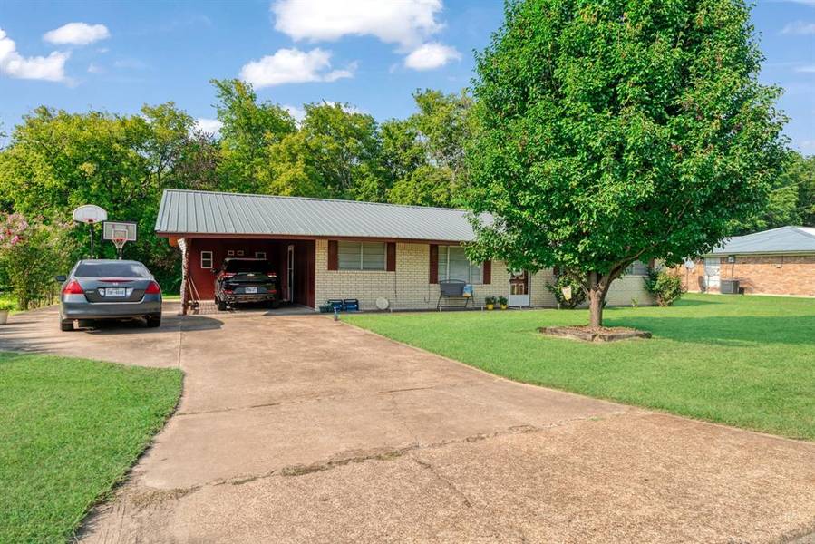 1705 W Taylor Street, Clarksville, TX 75426