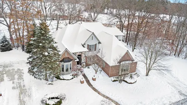 271 Greenan LN, Orion Charter Township, MI 48362