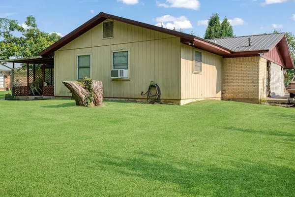 1705 W Taylor Street, Clarksville, TX 75426