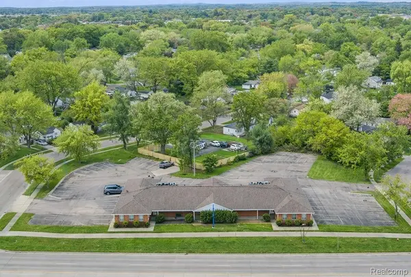 989 University DR, Pontiac, MI 48342