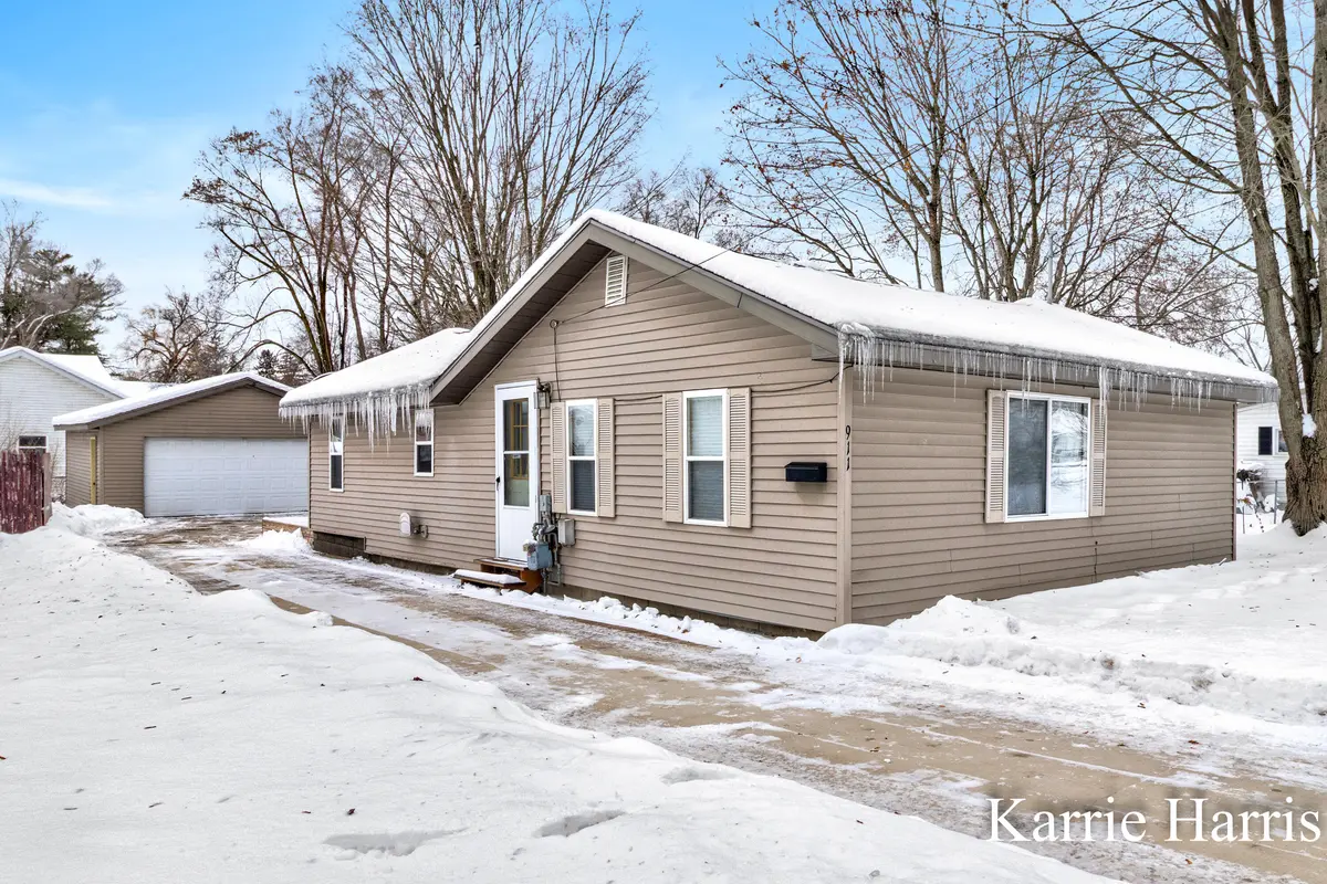 911 E Pearl ST, Greenville, MI 48838